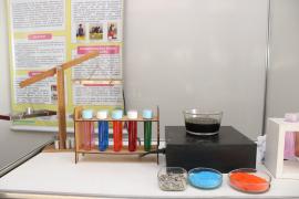 Estudantes reciclam materiais para produzir aparelhos usados em laboratórios de ciência