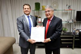 Governo do Estado entrega à Alba proposta orçamentária de 2025, que terá prioridade para a área social