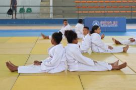 Crianças têm primeira experiência com o judô no Ginásio de Cajazeiras durante Caravana do Esporte Febaju