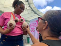Hospital da Mulher realiza blitzes educativas e conscientiza população em ações do Outubro Rosa