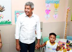 Creche comunitária no Lobato antecipa celebração do Dia das Crianças, com a participação do governador