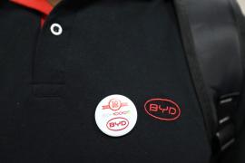 No Aeroporto de Salvador, governador recepciona funcionários da BYD em embarque para China