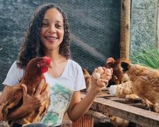 Ovos de galinha caipira garantem renda e segurança alimentar para mulheres no Recôncavo Baiano