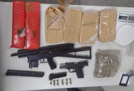 Forças da segurança alcançam 93 integrantes de facções e descapitalizam grupos com cinco fuzis e 1,5 tonelada de drogas apreendidos