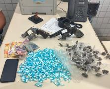 Forças da segurança alcançam 93 integrantes de facções e descapitalizam grupos com cinco fuzis e 1,5 tonelada de drogas apreendidos