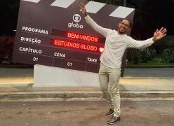 Estudante de pedagogia egresso da rede estadual  é homenageado em programa de TV por trabalho com alfabetização de idosos