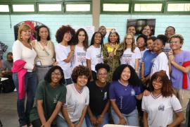 Rainha do Congo participa de encontro em colégio estadual, em Salvador