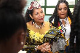 Rainha do Congo participa de encontro em colégio estadual, em Salvador