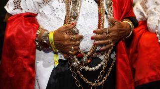 Exposição de joias de crioula, fotografias e outros objetos conta história de mulheres negras do Brasil