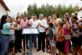 Governo do Estado entrega 53 casas em Dário Meira e anuncia obras de infraestrutura