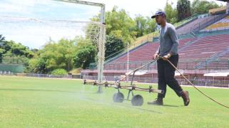 Aplicação do produto no gramado do Estádio de Pituaçu - Maurício Viana - Ascom Sudesb (2)