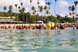 Competição de águas abertas na Praia de Inema