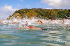 Competição de águas abertas na Praia de Inema
