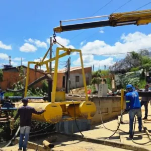 Embasa trabalha para auxiliar na drenagem dos alagamentos e restabelecimento do sistema de esgoto em Bom Jesus da Lapa
