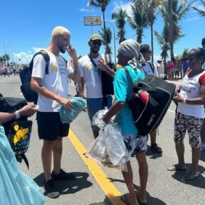 Corra pro Abraço promove ação de cuidado e redução de danos na Lavagem de Itapuã