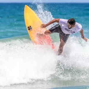Atletas do surf disputam primeira etapa do Campeonato Baiano de 2025 com apoio da Sudesb