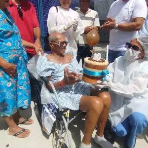 Paciente do Hospital Clériston Andrade ganha festa surpresa de 80 anos