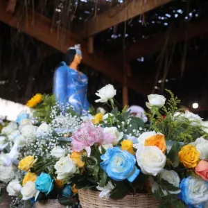 Governador acompanha cortejo na Festa de Yemanjá e entrega presente