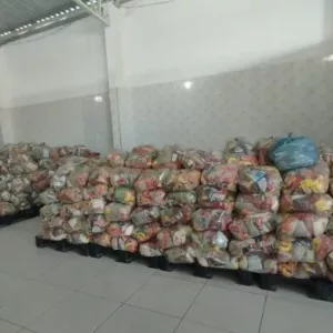 Equipes do Estado finalizam lavagem de ruas, distribuem cestas básicas e intensificam limpeza de lagoa em Bom Jesus da Lapa