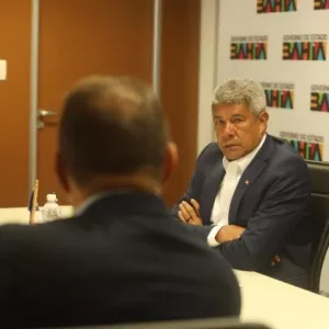 Governador faz escuta ao prefeito de Presidente Tancredo Neves e entrega ônibus escolares e ambulância para o município