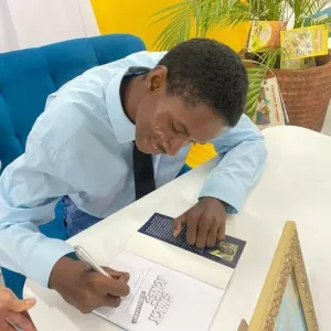 Estudante transforma paixão por mistério em livro e lança obra em Aporá - Foto: Ascom/SEC