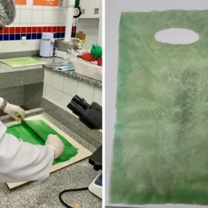 Sacola biodegradável desenvolvida por estudantes baianos é apresentada em evento internacional