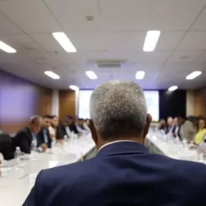 Governador recebe novo prefeito de Tanhaçu para planejar o desenvolvimento e entregar equipamentos ao município