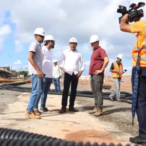 Governador vistoria obras do VLT na Calçada, que avançam com implantação dos primeiros trilhos