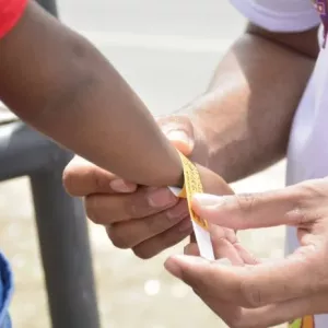 Plantão Integrado distribui pulseiras de identificação e segurança a crianças e pessoas com surdez