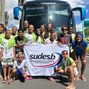 Delegação baiana de natação de base disputa torneio regional em Maceió com transporte concedido pela Sudesb