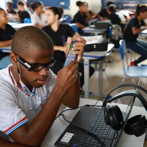 estudante cego utiliza óculos OrCam MyEye, em sala de aula