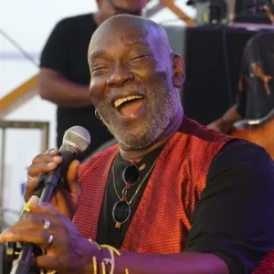 Lazzo Matumbi leva clássicos da música baiana ao Pelourinho e exalta ancestralidade