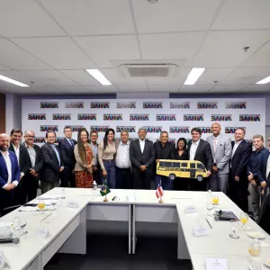 Governo do Estado anuncia novos investimentos e entrega ônibus escolar para Mata de São João