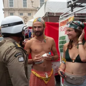 Policiais bilíngues orientam turistas de diferentes nacionalidades nos circuitos do Carnaval