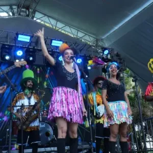 Baile infantil anima o carnaval no Pelourinho com a Cadeira de Brin