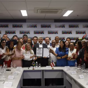 Governador Jerônimo Rodrigues sanciona lei que garante reajuste salarial para professores da rede estadual