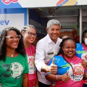 Governador acompanha trabalho em uma das centrais de catadores de recicláveis no Carnaval de Salvador