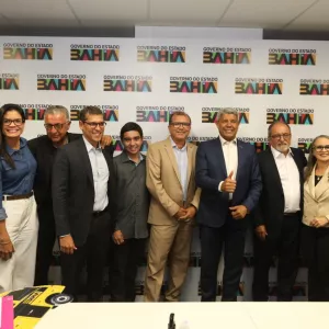 Em reunião com prefeito, Governo do Estado entrega ambulância, ônibus escolar e equipamentos de saúde para Itapetinga