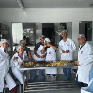 Estudantes intensificam produção de Ovo de Páscoa na Escola-Fábrica de Chocolate