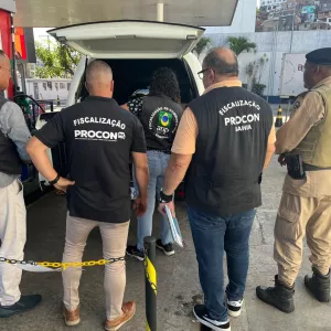 Operação Combustível Legal flagra posto em Salvador comercializando lote de lubrificante com prazo de validade vencido