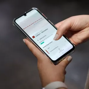 Governo do Estado e CCR Metrô lançam aplicativo para facilitar o uso do sistema metroviário de Salvador e RMS  Uma experiência que tem tornado o uso do metrô em Salvador e Lauro de Freitas mais prática chegou na tela dos smartphones neste mês de abril: o aplicativo CCR Mobilidade. Através de alguns cliques na tela do celular é possível recarregar o cartão, acessar informações em tempo real sobre o status das linhas, chegada do próximo trem e localizar estações e terminais próximos com a geolocalização. A in