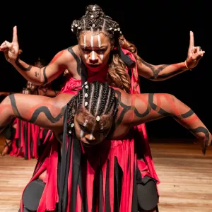 Espetáculo "Dá o passo, que Exu dá o chão"