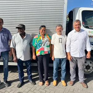 Cooperativa recebe caminhão baú para fortalecer comercialização da agricultura familiar em Camaçari
