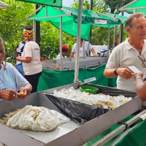 Pescadoras artesanais da Gamboa comercializam mariscos com apoio do projeto Elas à Frente da Pesca