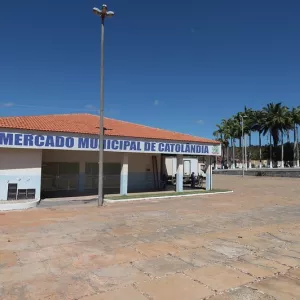 Governo do Estado inaugura mercado municipal, sistema de água e reforma de estádio. 