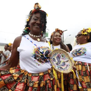 Apoiados pelo Programa Ouro Negro, blocos afros celebram a cultura da matriz africana na Micareta de Feira 2025