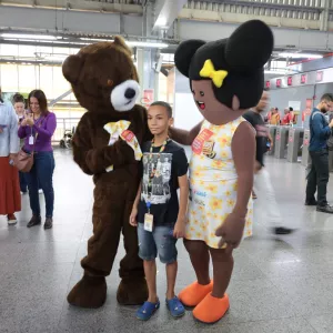 Maio Laranja conscientiza sobre violação de direitos de crianças e adolescentes com ações no metrô de Salvador