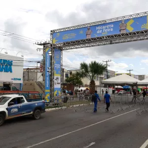 Segurança é garantida com efetivo policial ampliado, portais de abordagem e câmeras de reconhecimento facial na Micareta de Feira