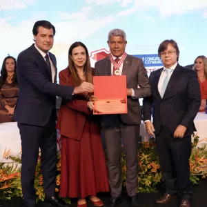 Em Lençóis, governador Jerônimo Rodrigues recebe Comenda de Honra ao Mérito durante Congresso do MPBA