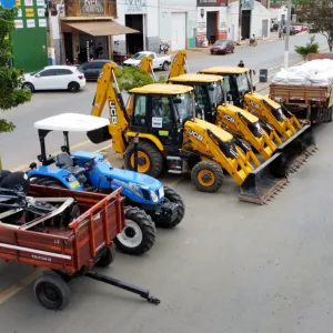 Combate à estiagem: Estado entrega milho, tanques-pipa e máquinas a municípios do Território de Identidade de Irecê